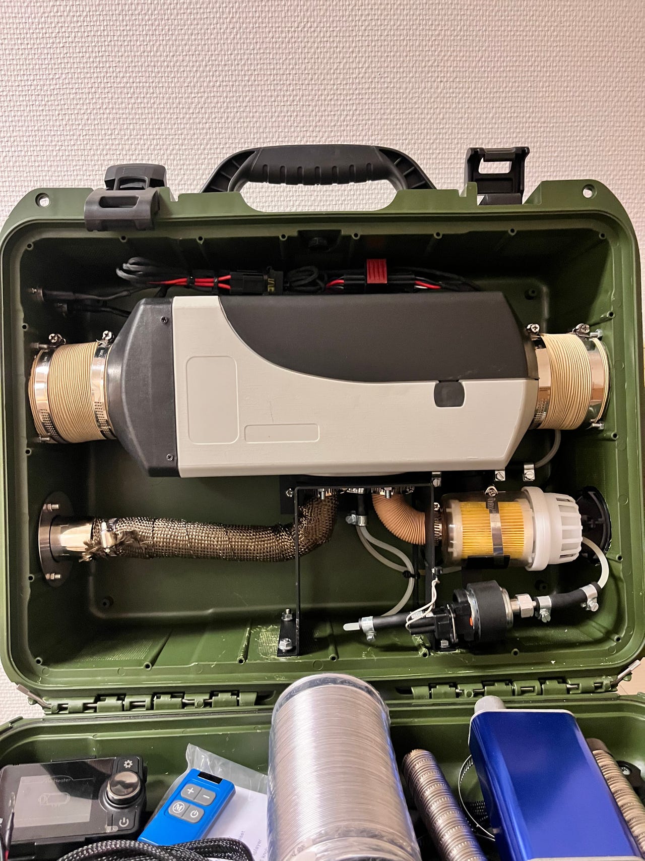 JP Heater Camper II bærbar dieselvarmer i åpen koffert med kontrollpanel, slanger og eksosrør